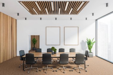 Beyaz ve ahşap duvarlı, halı döşeli, siyah sandalyeli uzun toplantı masası olan modern konferans odasının içi. İki dikey maket poster. 3d oluşturma