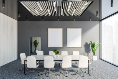 Gri ve ahşap duvarları, halılı zemini, beyaz sandalyeli uzun toplantı masası olan şık bir konferans odası. İki dikey maket poster. 3d oluşturma