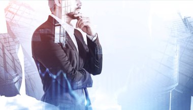 Bulanık, soyut bir şehirde, mali tabloların iki katına çıkarılmış, tanınmayacak kadar düşünceli genç iş adamının yan görünüşü. Tonu ayarlanmış resim