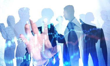 Tanımlanamayan genç işadamı, bulanık şehirdeki grafiklerle fütürist finansal arayüzü kullanıyor. Kişilerin tonlanmış görüntüsü çifte pozlama