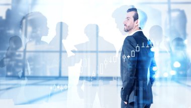 Bulanık modern ofiste çalışan kendine güvenen genç işadamlarının yan görünüşü. Finansal tabloların ve iş adamlarının iki katına çıkarılması. Tonu ayarlanmış resim