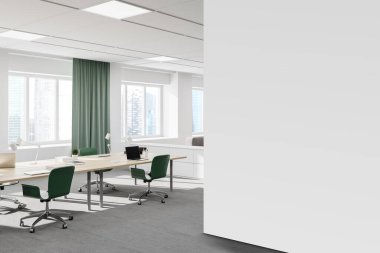 Beyaz duvarları, halı döşeli, arka planda bilgisayar masaları ve dinlenme odaları olan modern açık uzay ofisinin köşesi. Duvarı düzenle. 3d oluşturma
