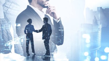 Bulanık şehirde çalışan düşünceli genç iş adamının yan görünüşü. Kadın ve erkeğin el sıkışırken çift pozlama görüntüsü