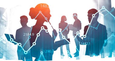 Takım çalışması konsepti. Bulanık şehirde birlikte çalışan iş adamları. Finansal grafiğin tonlu resmi çifte pozlama