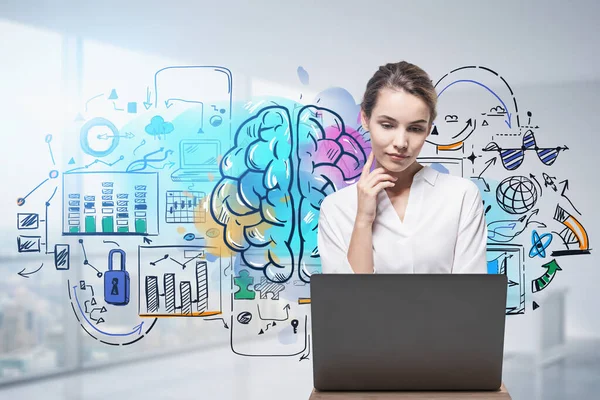 Joven Mujer Negocios Sonriente Usando Ordenador Portátil Oficina Borrosa Con — Foto de Stock