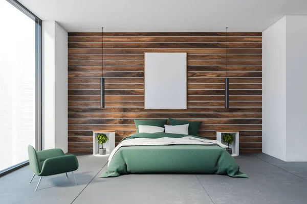 白と木製の壁 快適なキングサイズベッドと緑のアームチェア付きのスタイリッシュなベッドルームのインテリア 縦型のモックアップポスター 3Dレンダリング — ストック写真