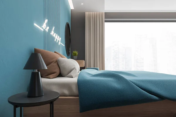 全景卧房的内部 有蓝色和灰色的墙壁 木制地板 舒适的国王尺寸的床和带圆形镜子的桌子 3D渲染 — 图库照片