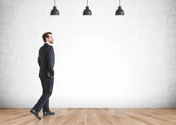 Bearded Young Businessman Walking Forward Concrete Wall Room Concept Corporate — Stock Photo, Image