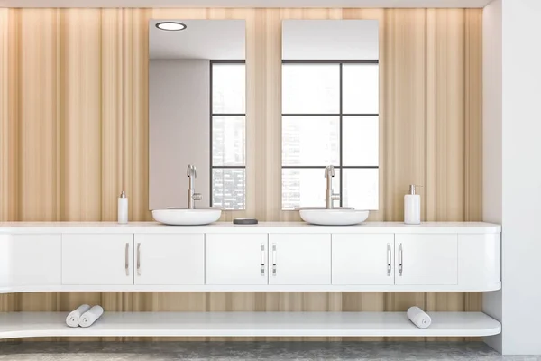 Ahşap Beyaz Duvarları Olan Şık Bir Banyo Iki Aynalı Rahat — Stok fotoğraf