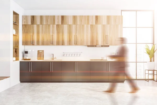 Waas Jongeman Wandelen Stijlvolle Keuken Met Witte Houten Muren Houten — Stockfoto