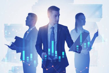 Bulanık şehirde belgelerle çalışan üç işadamı mali tablolara iki kez maruz kalıyor. Tonu ayarlanmış resim