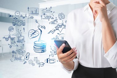 Bulanık ofiste akıllı telefon kullanan, tanınmayan genç ve düşünceli bir iş kadını. İki kez yatırım skecine maruz kalmış. Tonu ayarlanmış resim