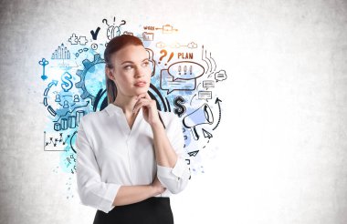 Düşünceli genç bir iş kadınının portresi. Beton duvarın yanında duruyor. Yaratıcı bir iş amaçlı eskiz. Model