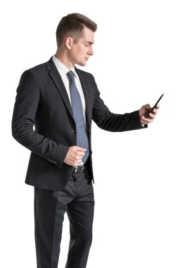 Genç Avrupalı işadamının akıllı telefonunu kullanarak çekilmiş bir portresi. İletişim kavramı