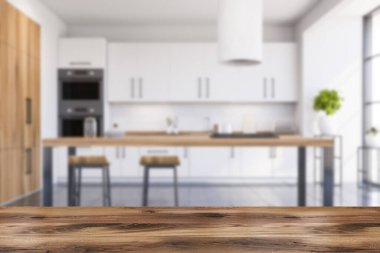 Ürününüz için ahşap masa beyaz duvarları, döşemeleri, beyaz dolapları ve tabureli barları olan bulanık ve şık bir mutfakta duruyor. 3D oluşturma maketi