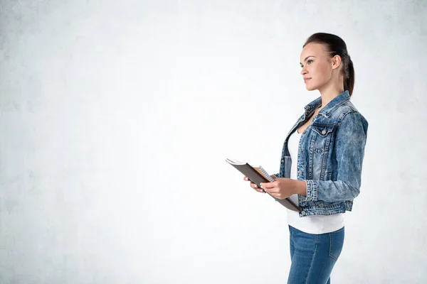 Seitenporträt Einer Jungen Frau Legerer Kleidung Mit Notizbüchern Der Wand — Stockfoto