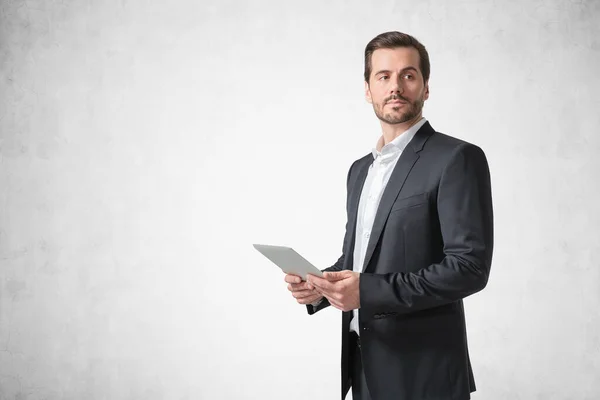 Portret Van Jonge Europese Zakenman Met Tablet Computer Buurt Van — Stockfoto