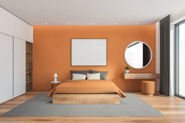 Portakal Beyaz Duvarları Olan Modern Yatak Odasının Içi Ahşap Zemin — Stok fotoğraf