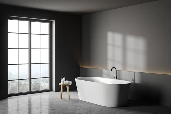 Stilvolles Badezimmer Mit Grauen Wänden Betonboden Und Komfortabler Weißer Badewanne — Stockfoto