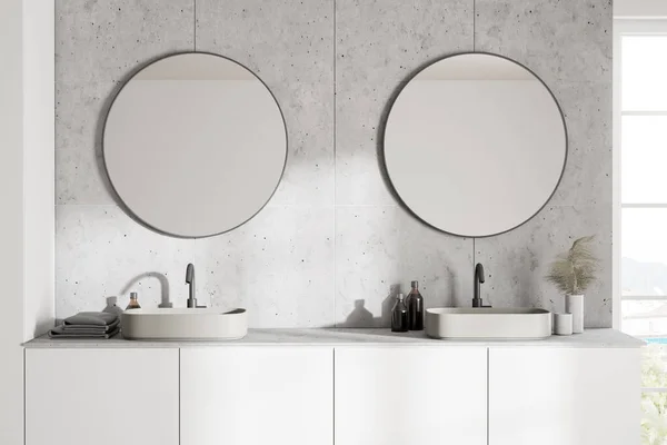 Modern Banyodaki Beyaz Tezgahın Üzerinde Beyaz Fayanslı Duvarları Iki Yuvarlak — Stok fotoğraf