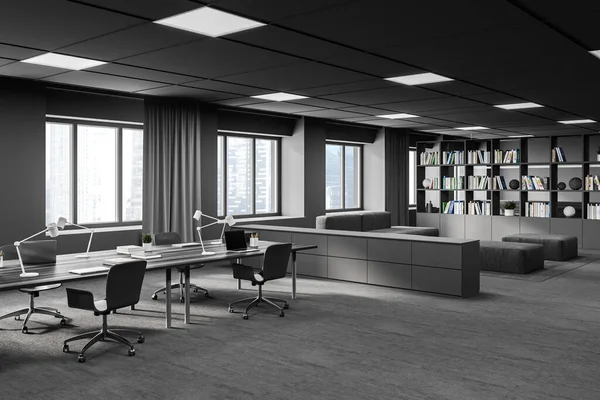 Gri duvarları, halı döşemeleri, büyük bilgisayar masaları ve kanepeli dinlenme odaları olan modern açık uzay ofisinin köşesi. 3d oluşturma