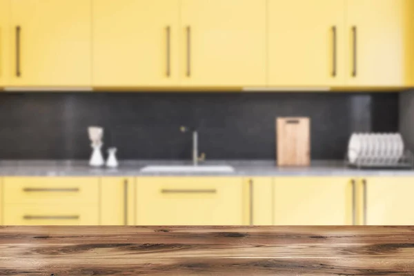 Деревянный Стол Вашего Продукта Стоящий Современной Кухне Желтыми Шкафами Черными — стоковое фото