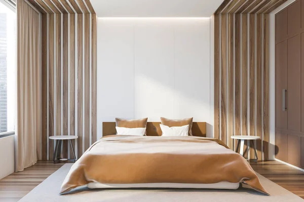 흰색과 나무로 바닥과 베이지 담요가 크기의 침대가 현대식 마스터 침실의 — 스톡 사진