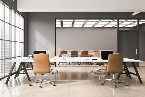 Interior Escritório Elegante Espaço Aberto Com Paredes Cinza Piso Concreto — Fotografia de Stock