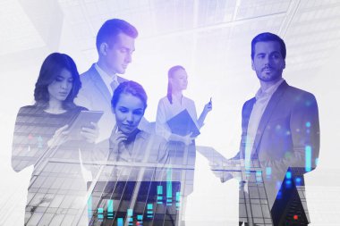 Bulanık şehirde birlikte çalışan iş adamları mali tablolara iki kez maruz kalıyorlar. Tonu ayarlanmış resim