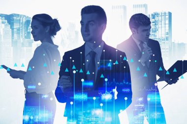 Bulanık şehirde üç başarılı iş adamı akıllı şehir arayüzünü iki kez kullanıyor. Tonu ayarlanmış resim