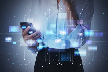 Bulutlu gri arkaplan üzerinde akıllı telefon kullanan düşünceli genç bir iş kadını. Bulut bilgisayar arayüzü iki kez kullanılıyor. Tonu ayarlanmış resim