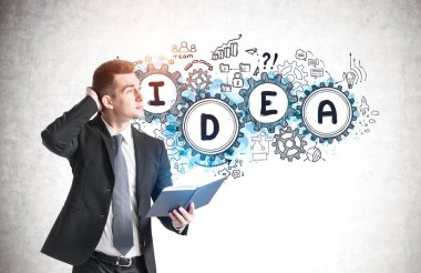 Beton duvara çizilmiş yaratıcı iş fikri skecine bakan kafası karışmış genç iş adamının yan görüntüsü