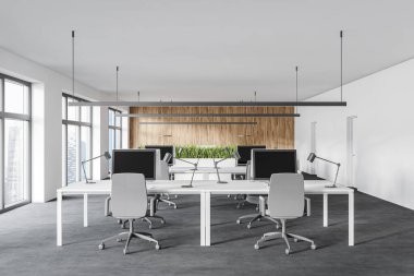 Beyaz ve ahşap duvarları, beton zemini ve sıra sıra beyaz bilgisayar masaları olan modern açık uzay ofisinin içi. 3d oluşturma