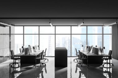 Panoramik pencereli modern açık uzay ofisi, siyah mermer duvarlar ve sıra sıra bilgisayar masaları. 3d oluşturma