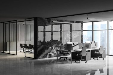Modern açık uzay ofisinin köşesinde panoramik pencere, siyah mermer duvarlar ve sıra sıra bilgisayar masaları var. Toplantı odası solda. 3d oluşturma