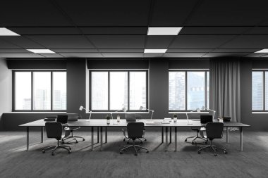 Gri duvarları, halı döşemeleri ve büyük bilgisayar tabloları olan modern açık uzay ofisi. 3d oluşturma