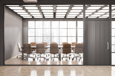 Gri duvarlı, fayanslı, kahverengi sandalyeli uzun konferans masalı şık toplantı odasının içi. Tahta kapı. 3d oluşturma
