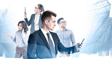 Bulanık, soyut bir şehirde, çift taraflı yaratıcılık etkisiyle birlikte çalışan çeşitli iş adamlarının portresi. Tonu ayarlanmış resim