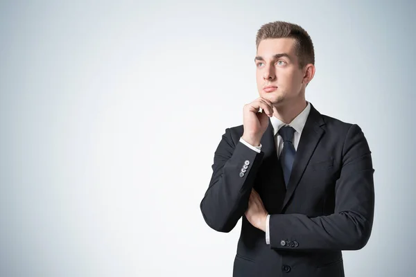 Retrato Pensativo Jovem Empresário Europeu Olhando Para Lados Perto Parede — Fotografia de Stock