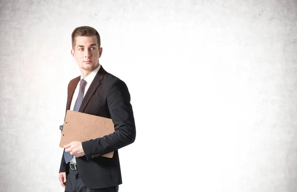 Retrato Joven Empresario Europeo Con Portapapeles Pared Hormigón Concepto Papeleo — Foto de Stock