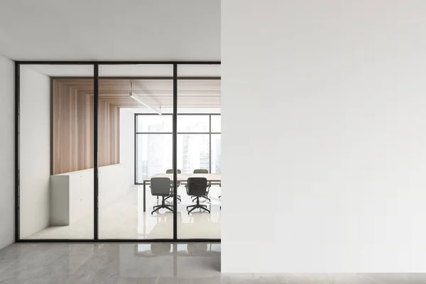 Chodba Moderní Kanceláře Bílými Dřevěnými Stěnami Betonovou Podlahou Dlouhým Konferenčním — Stock fotografie