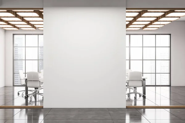 白い壁 タイル張りの床 白い椅子と長い会議室の近代的な会議室のインテリア 壁に伏せろ 3Dレンダリング — ストック写真