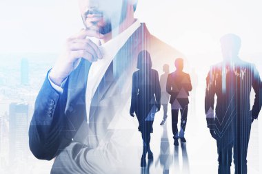 Bulanık şehirde ekibiyle çalışan tanınmayacak kadar düşünceli bir iş adamı. Liderlik kavramı. Renkli resim çift pozlama