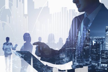 Tanımlanamayan iş adamı, gece şehrinde, ekibinin iki katına çıkardığı belgelerle çalışıyor. Tonu ayarlanmış resim