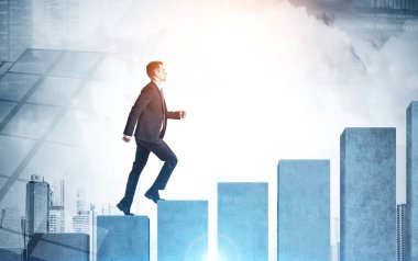 Kentte büyüyen grafiğe tırmanan genç iş adamının yan görüntüsü. Finansal başarı ve kariyer gelişimi kavramı. Renkli resim çift pozlama