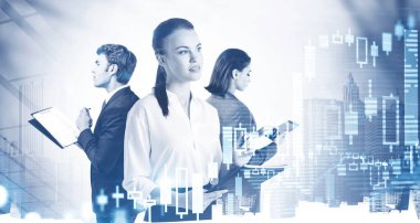 Bulanık şehirde birlikte çalışan üç başarılı genç iş adamının portresi. Tonu ayarlanmış resim