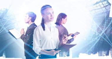 Bulanık şehirde birlikte çalışan üç başarılı iş adamının portresi. Ağ hologramına iki kez maruz kalmışlar. Tonu ayarlanmış resim