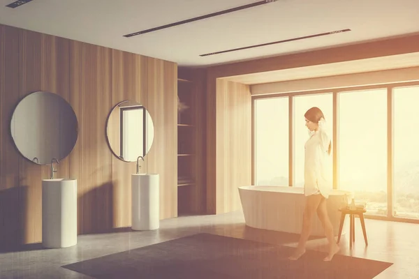 여자가 욕조와 거울이 싱크대를 목욕실 모퉁이를 이미지의 — 스톡 사진