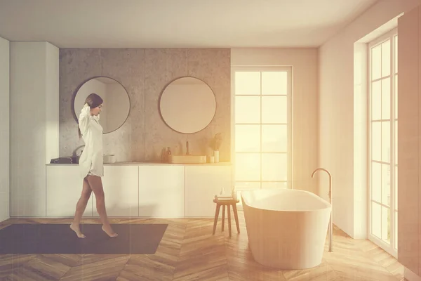 Modern Banyoda Beyaz Beton Duvarları Rahat Küveti Yuvarlak Aynalı Çift — Stok fotoğraf