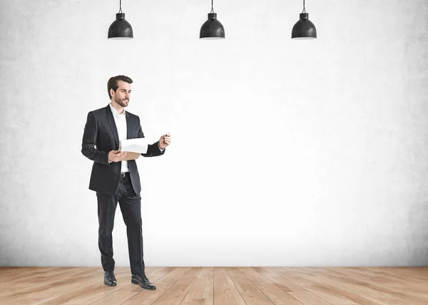 Retrato Joven Empresario Europeo Barbudo Usando Una Tableta Una Sala —  Fotos de Stock